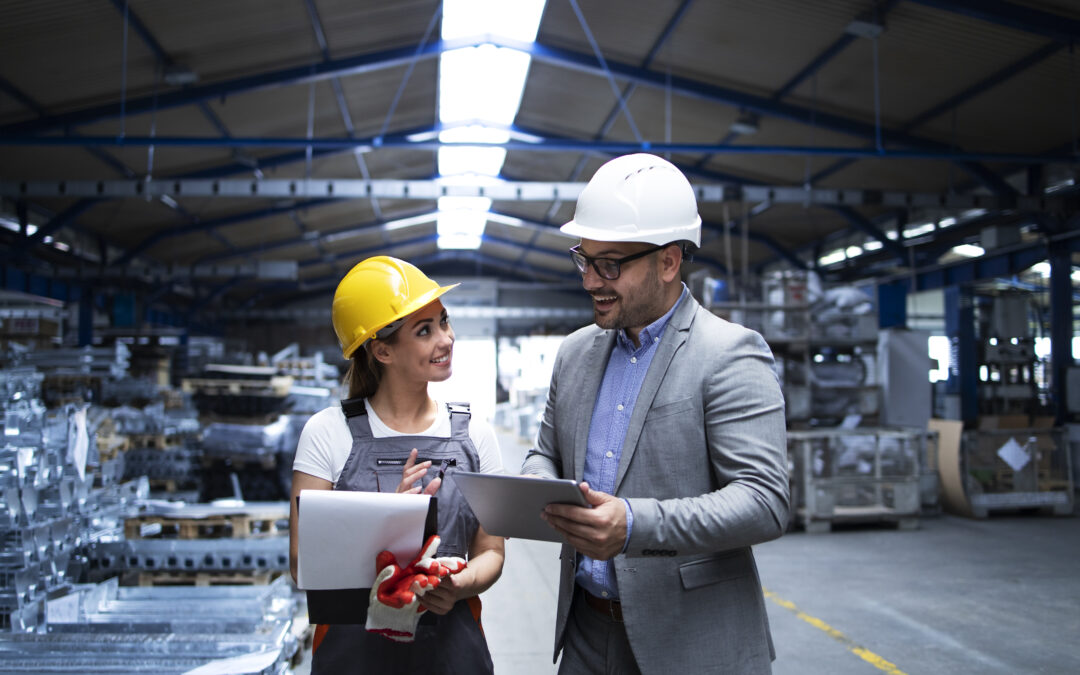 responsabile-supervisore-e-lavoratore-che-discute-sui-risultati-della-produzione-e-sulla-nuova-strategia-nel-capannone-industriale-della-fabbrica-RSPP