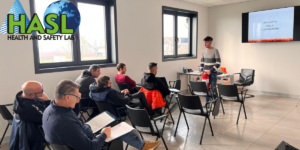 foto di un esperto sulla sicurezza che tiene un corso di formazione in aula